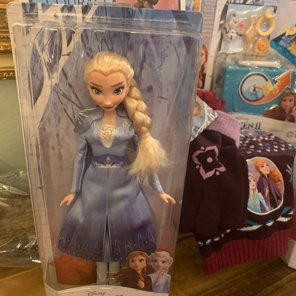 NWT Frozen 2 bundle 8 pc. Anna and Elsa doll set - Picture 4 of 14